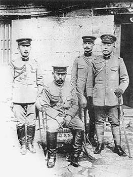 明石元二郎参謀次長(左二人目)･張村司令部にて